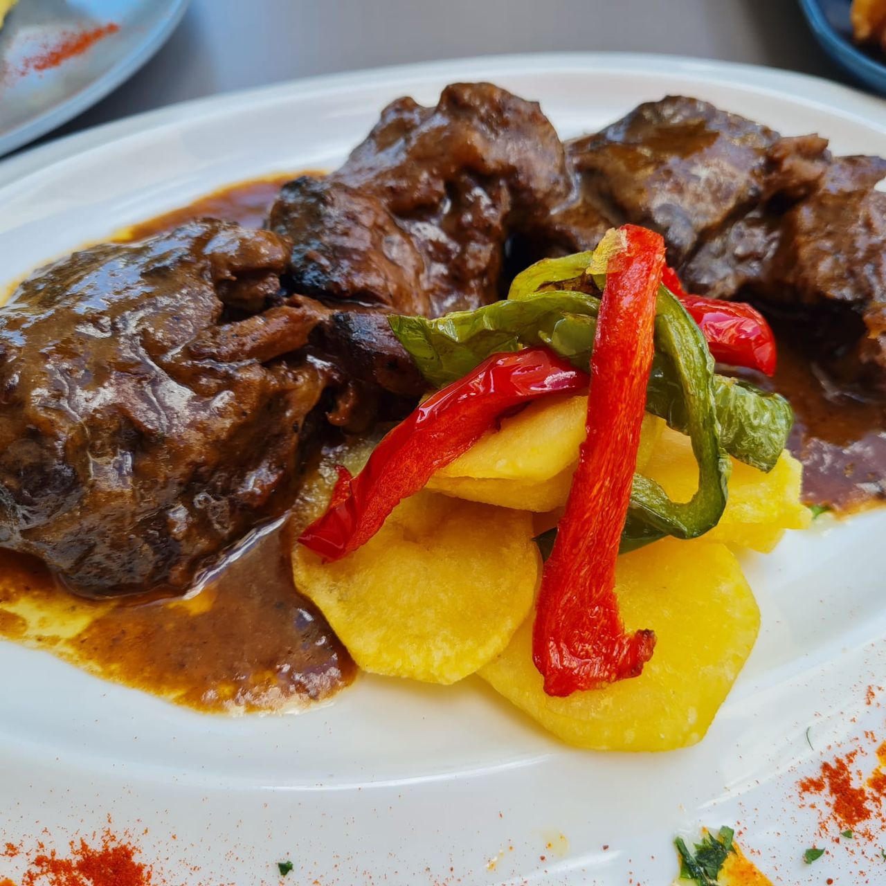 carne estofada con patatas y pimientos asados